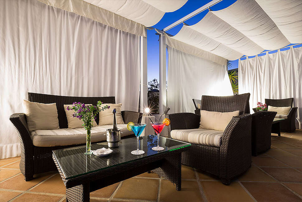 Een foto van het terras bij Hotel Royal Plaza