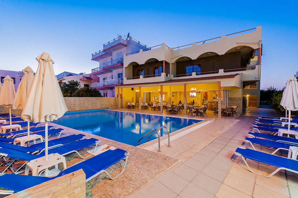 Een foto van het zwembad bij Esmeralda Hotel