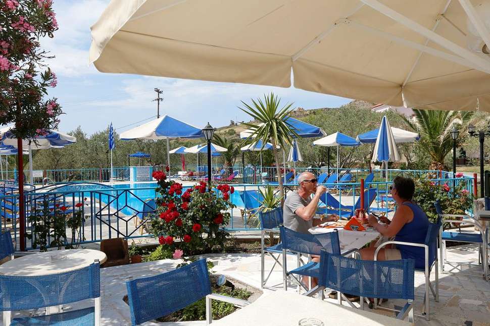 Een foto van het terras bij Harris Hotel