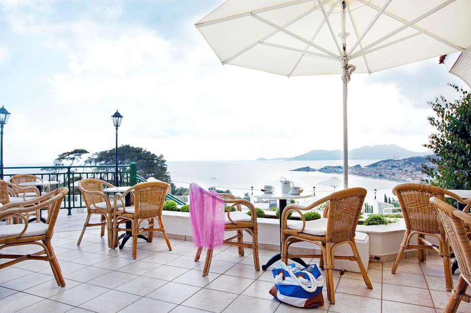 Een foto van het terras bij Kalidon Panorama Hotel
