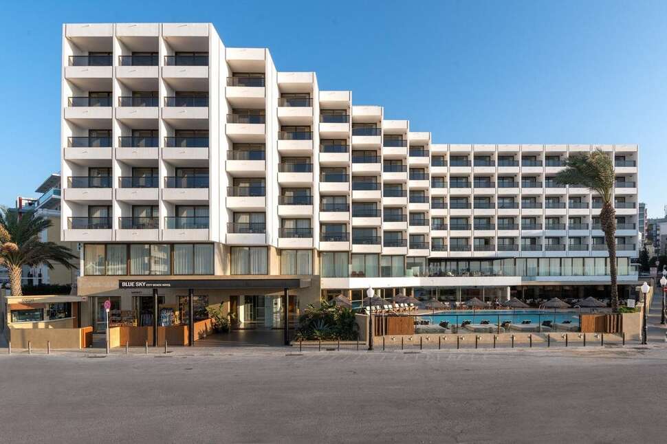 Een foto van de buitenkant van Blue Sky City Beach Hotel