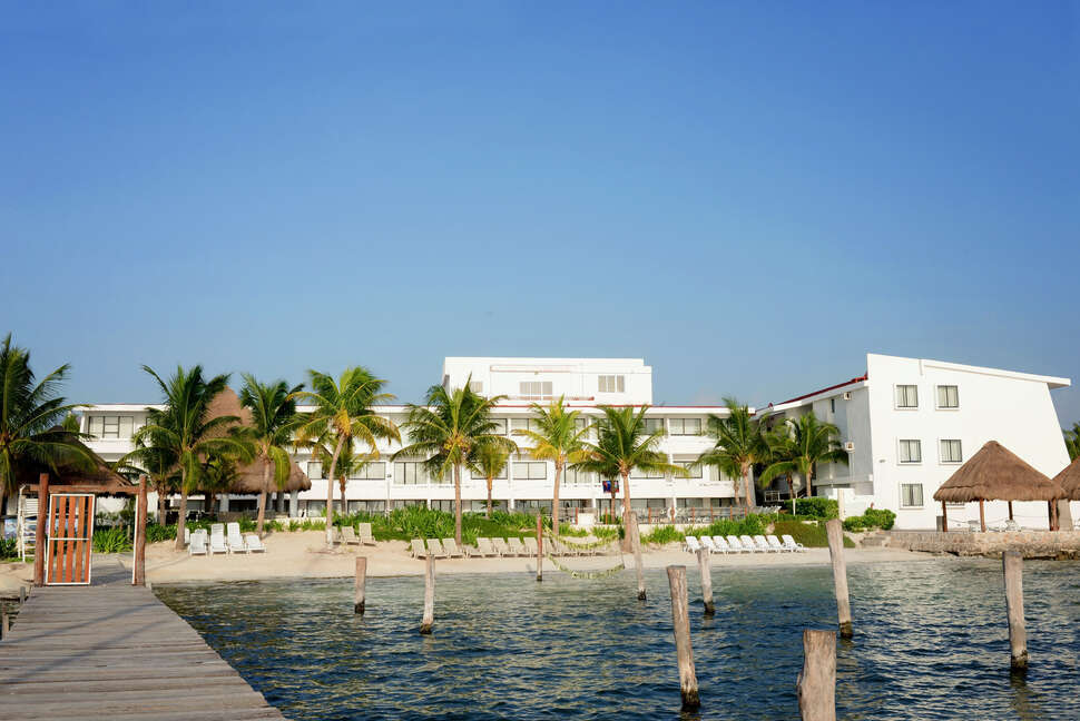 Een foto van de buitenkant van Cancun Bay Resort