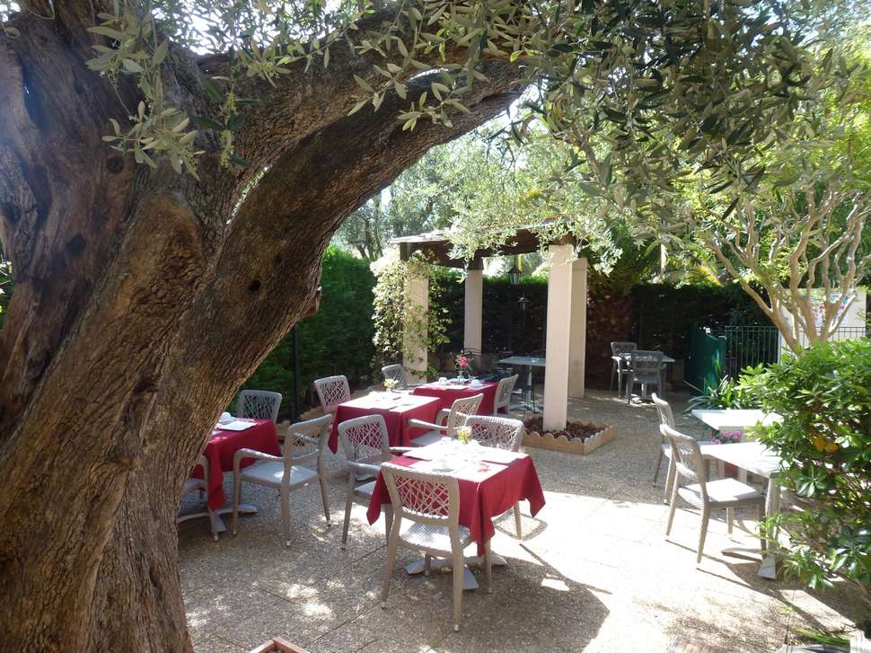 Een foto van het terras bij Hotel des Orangers