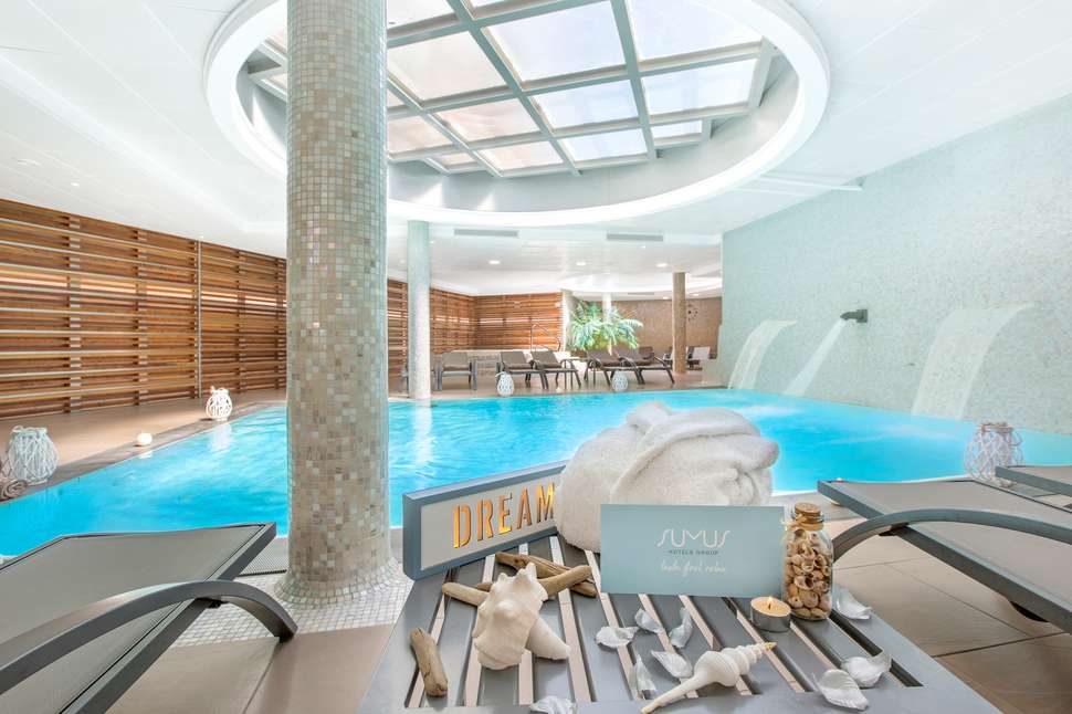 Een foto van het zwembad bij Sumus Hotel Stella & Spa