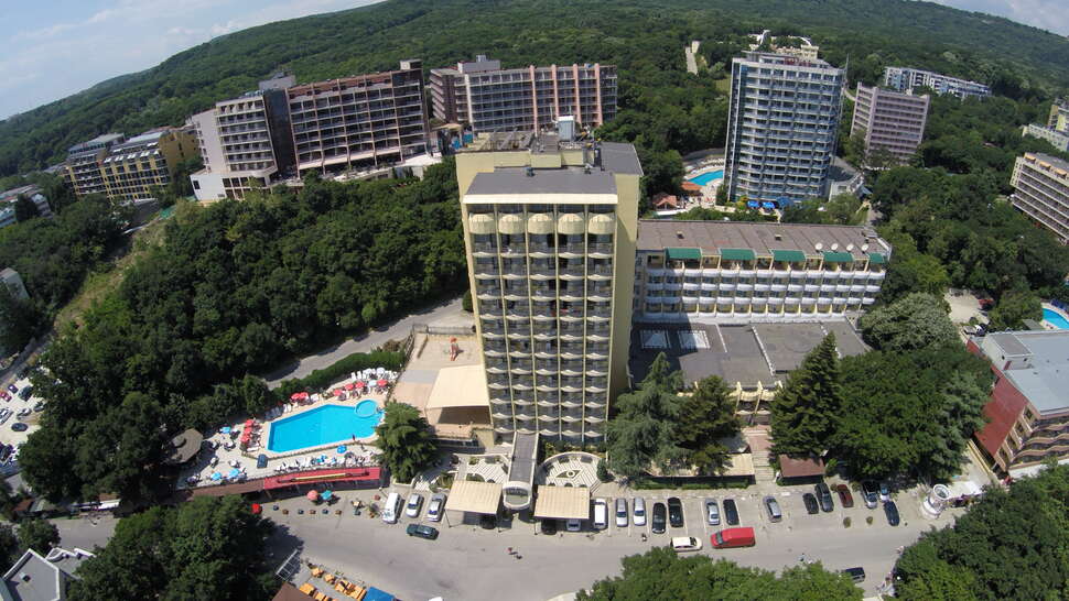 Een foto van de buitenkant van Hotel Shipka