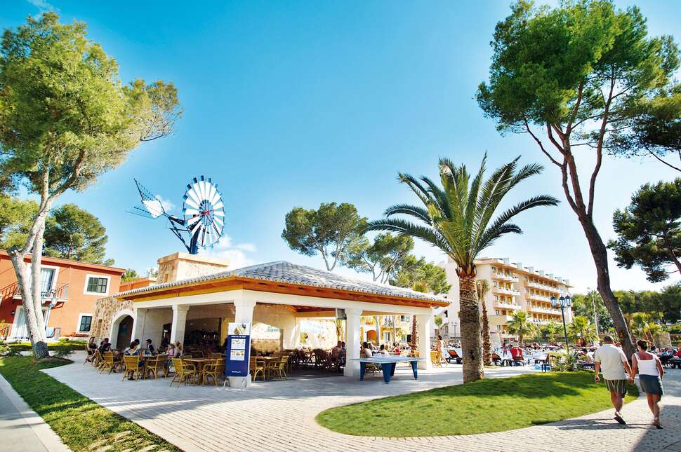 Een foto van het terras bij Occidental Playa de Palma