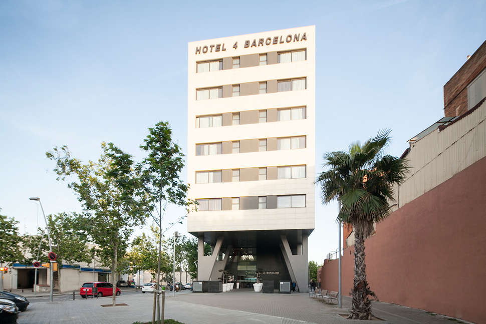 Een foto van de buitenkant van Hotel 4 Barcelona