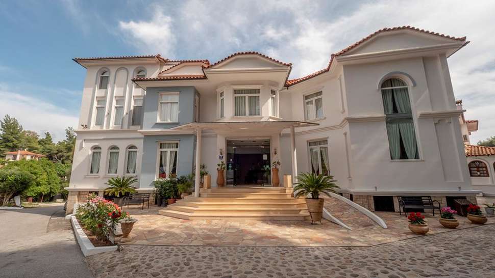 Een foto van de buitenkant van Porfi Beach Hotel