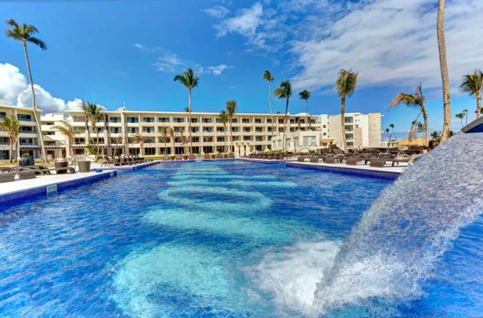 Een foto van het zwembad bij Royalton Bavaro
