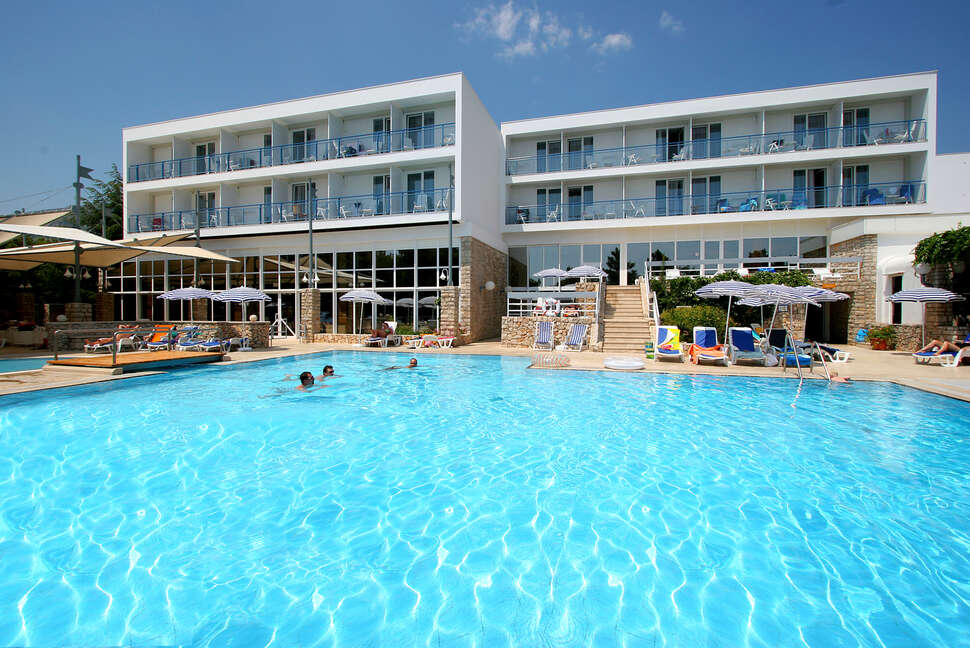 Een foto van het zwembad bij Bluesun Hotel Borak