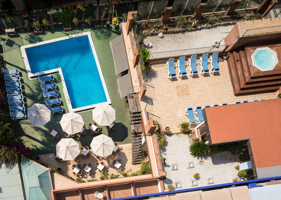 Een foto van het zwembad bij H-Top Hotel Palm Beach