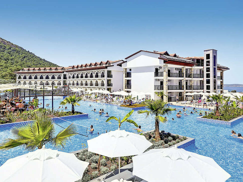 Een foto van het zwembad bij Ramada Resort by Wyndham Akbuk