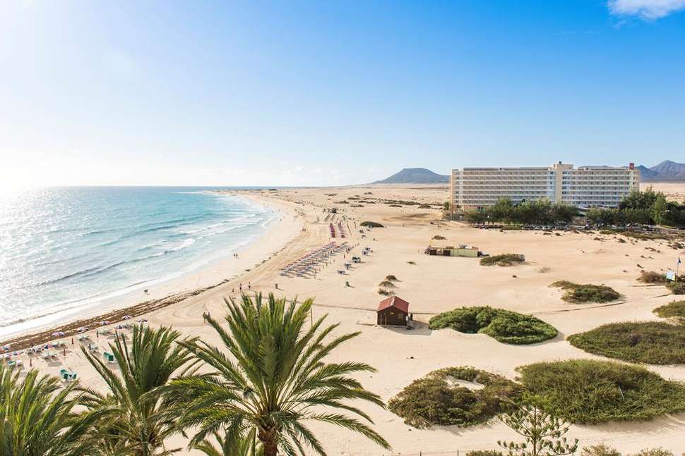 Een foto van het strand bij Riu Oliva Beach Resort