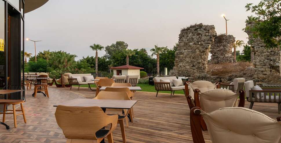 Een foto van het terras bij Side Square Hotel
