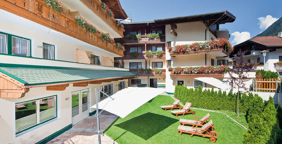 Een foto van het terras bij Hotel Rose