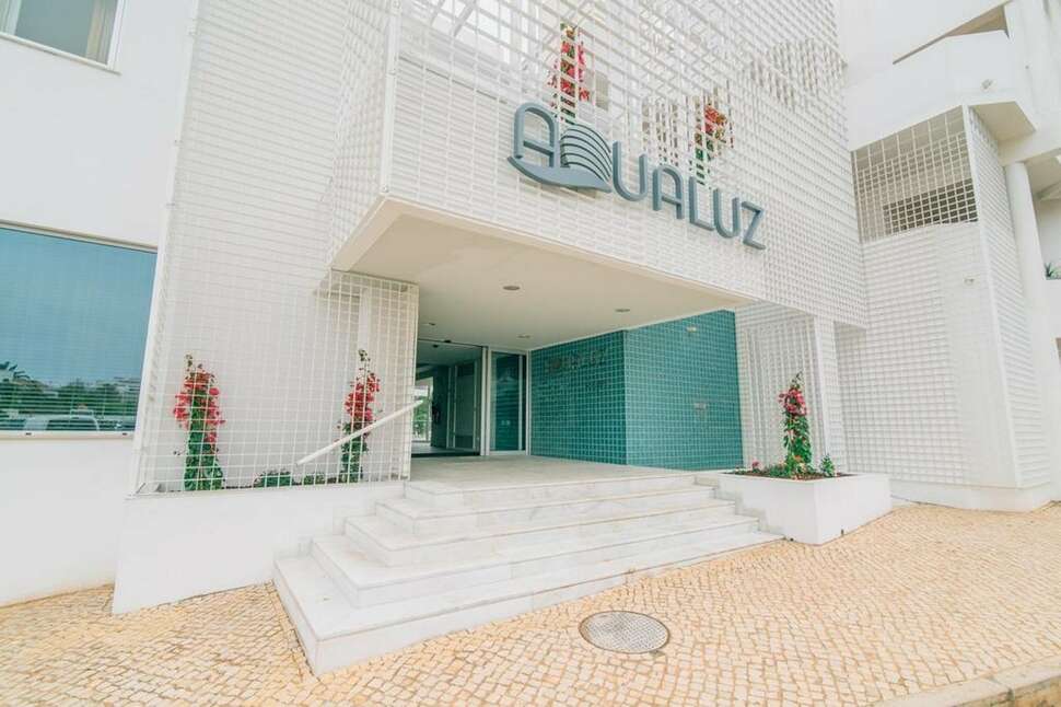 Een foto van de buitenkant van Aqualuz Lagos by The Editory