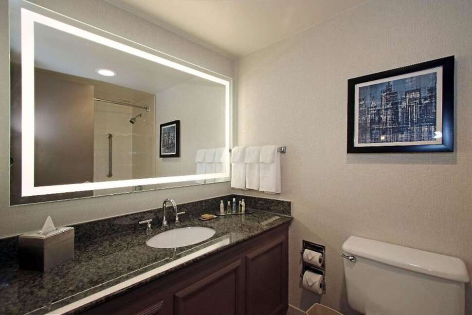 Ein Foto Doubletree by Hilton Newark Airport