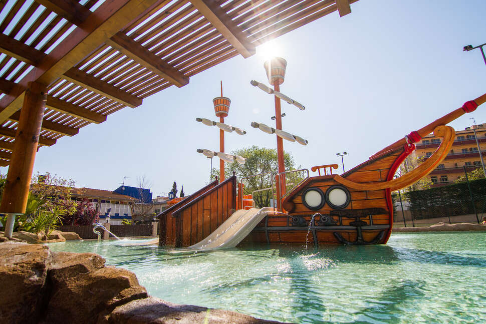 Ein Foto vom Pool im Golden Bahia de Tossa & Spa