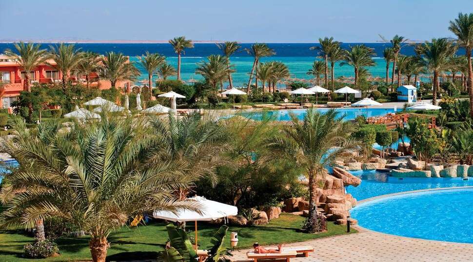 Een foto van het zwembad bij Amwaj Oyoun Resort & Casino