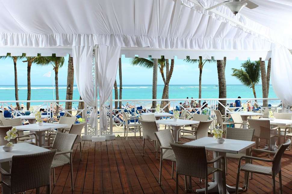 Een foto van het terras bij Grand Bahia Principe Bavaro