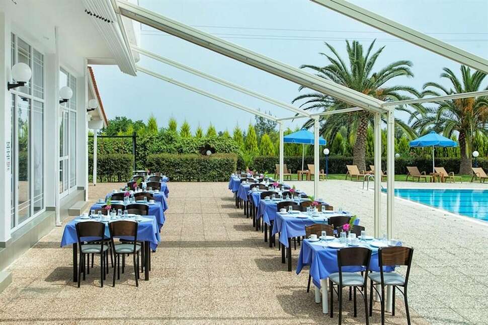 Een foto van het terras bij Port Marina Hotel