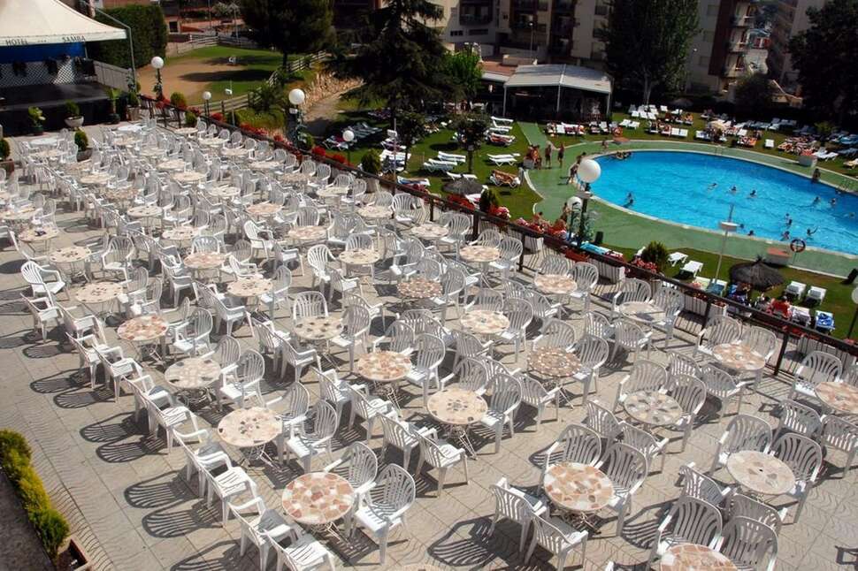 Een foto van het terras bij Hotel Samba
