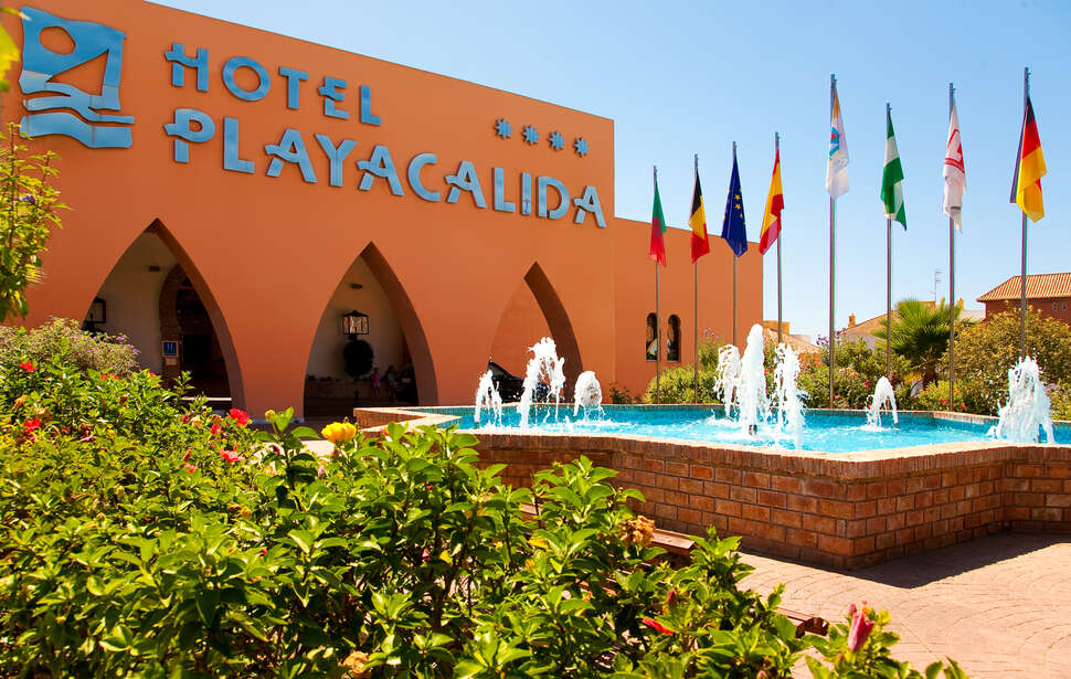 Een foto van de buitenkant van Playacalida Hotel
