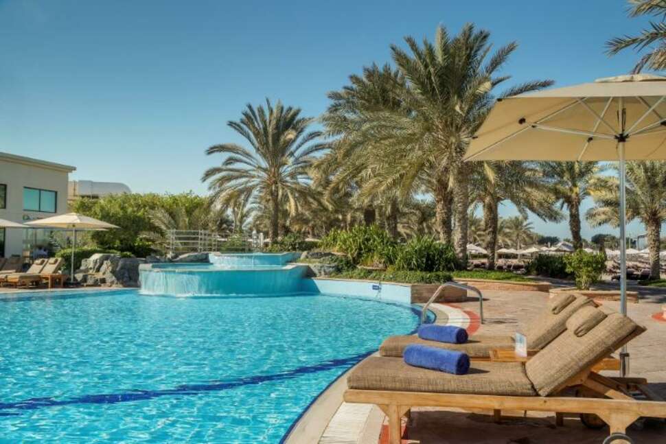 Ein Foto vom Pool im Radisson Blu Hotel & Resort Abu Dhabi Corniche