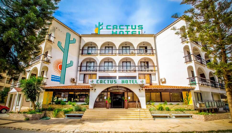Een foto van de buitenkant van Cactus Hotel