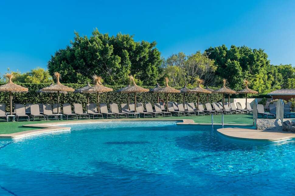 Ein Foto vom Pool im Alcudia Beach Aparthotel