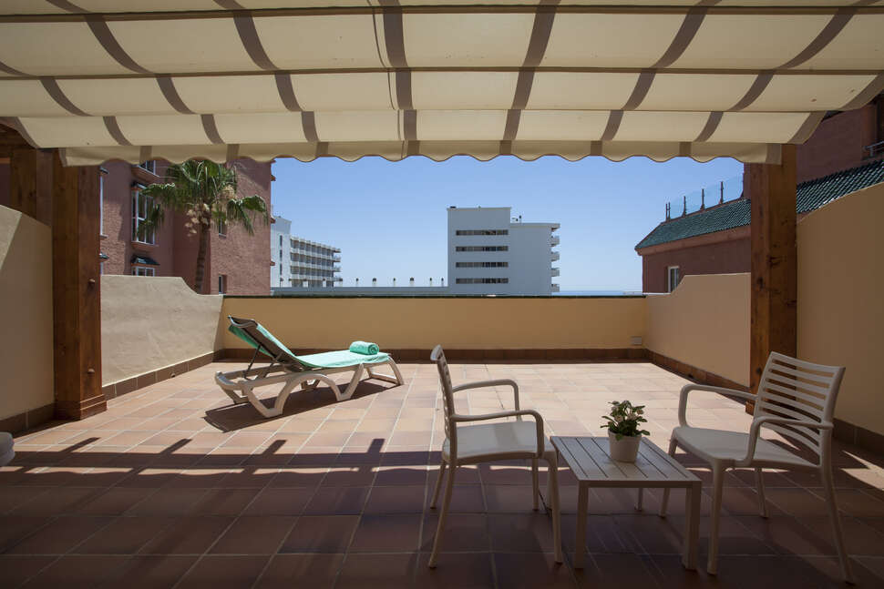 Een foto van het terras bij Hotel Fenix Torremolinos
