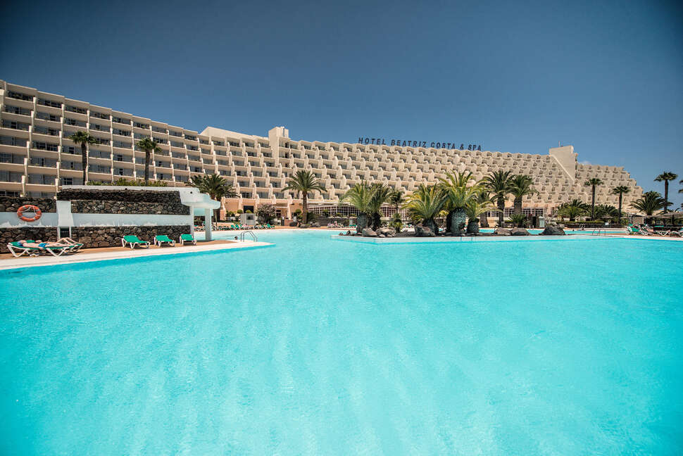 Een foto van het zwembad bij Beatriz Costa & Spa