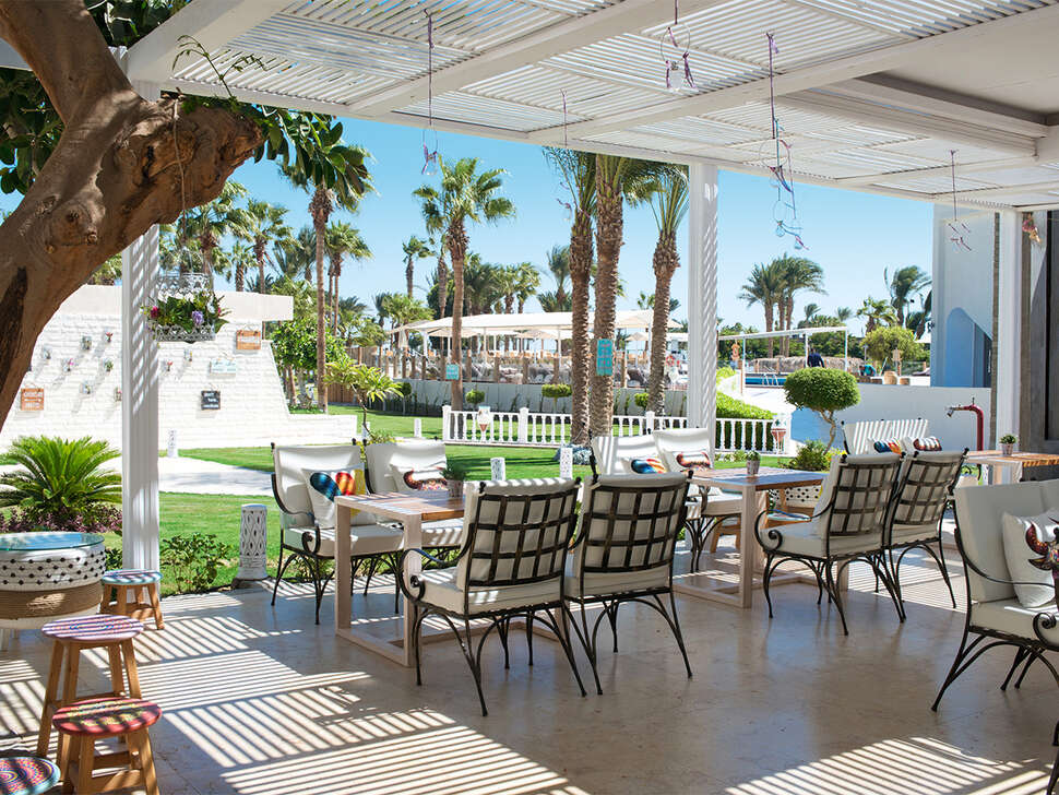 Een foto van het terras bij Meraki Resort