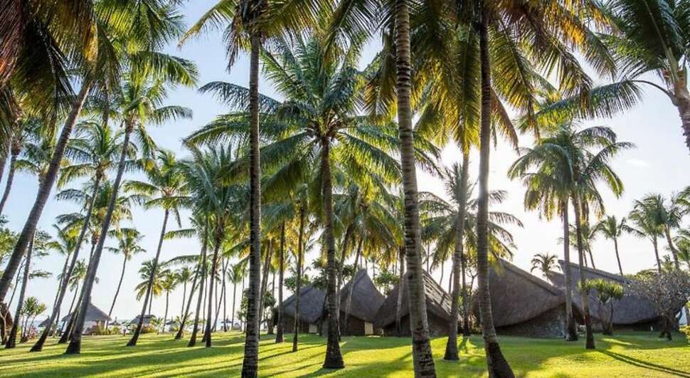 Een foto van het terras bij La Pirogue A Sun Resort