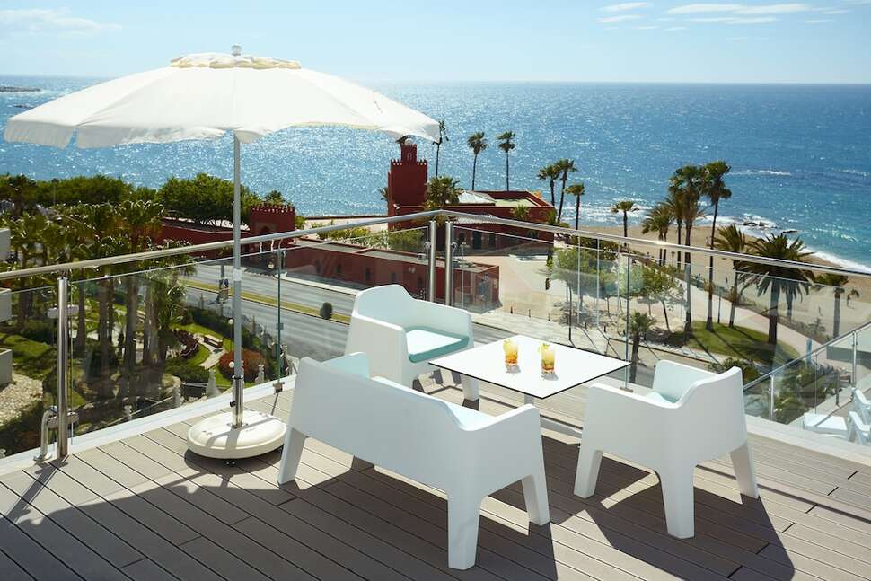 Ein Foto von der Terrasse im Las Arenas Affiliated by Melia