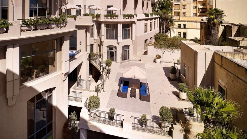 Een foto van het terras bij Malta Marriott Hotel & Spa