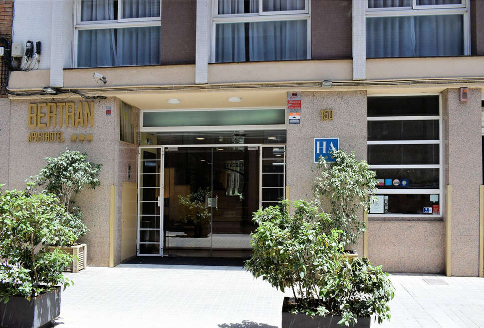 Ein Foto von der Außenansicht des Aparthotel Bertran