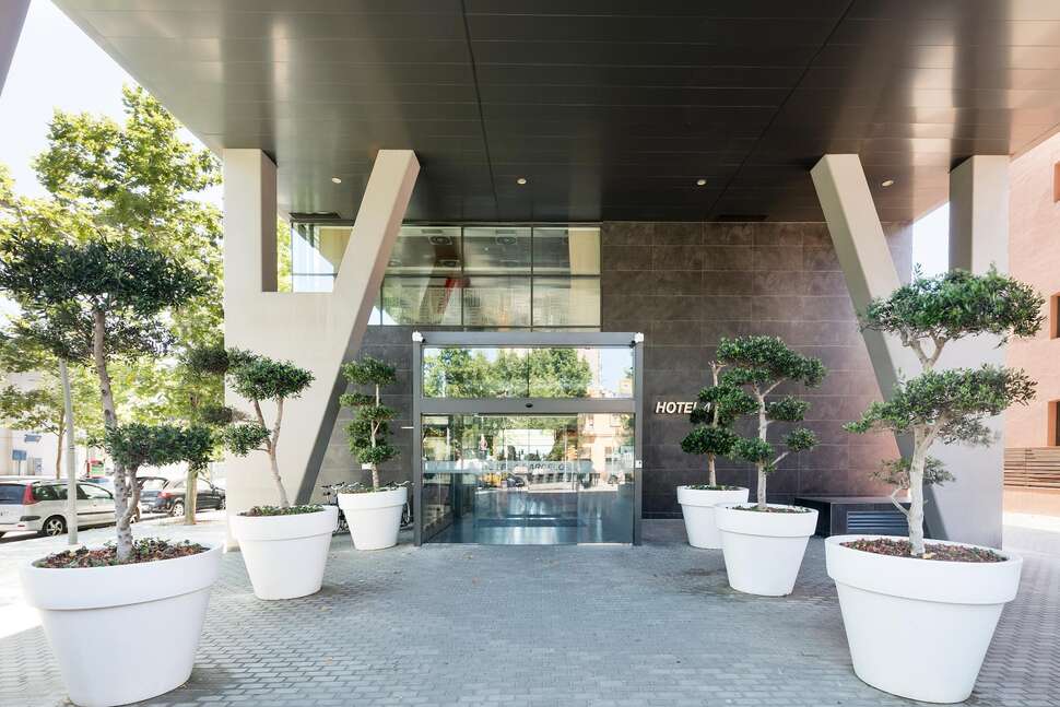 Een foto van de buitenkant van Hotel 4 Barcelona