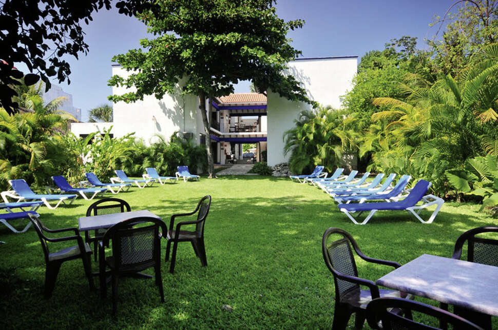 Een foto van het terras bij Nina Hotel & Beach Club
