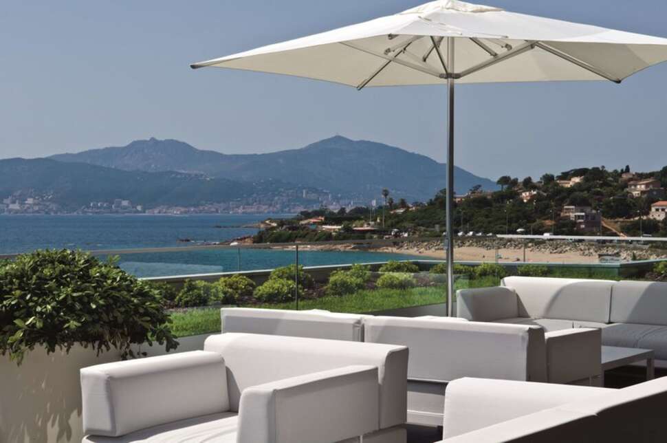 Een foto van het terras bij Radisson Blu Resort & Spa Ajaccio Bay