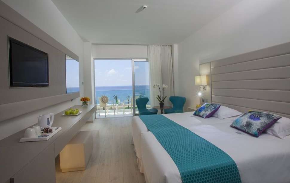 Ein Foto The King Evelthon Beach Hotel & Resort