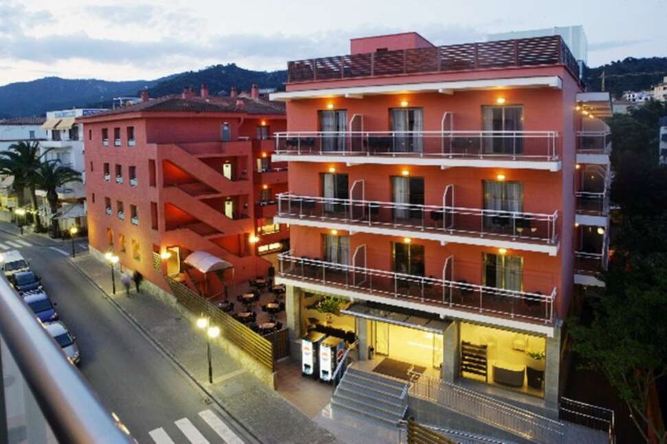 Een foto van de buitenkant van Hotel Tossa Beach
