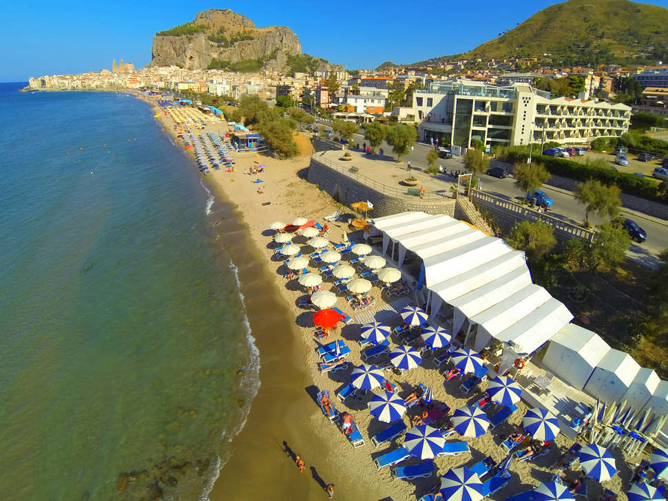 Ein Foto vom Strand beim Cefalu Sea Palace