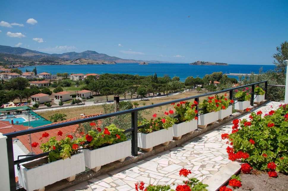Een foto van de buitenkant van Panorama Hotel Lesbos