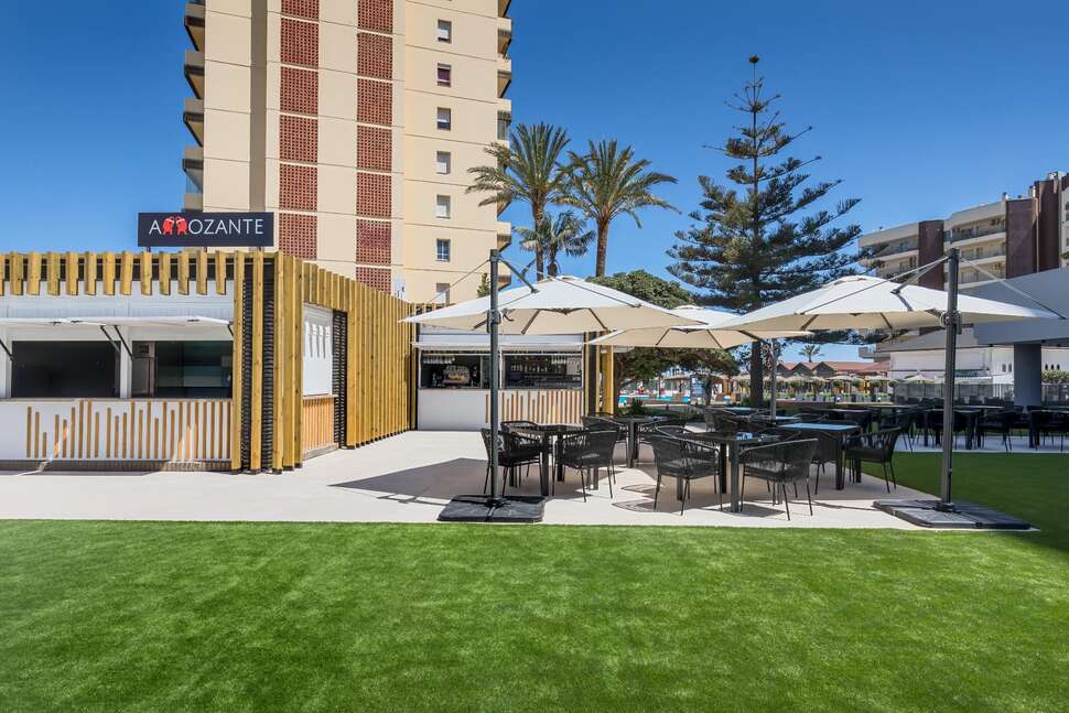 Een foto van het terras bij Occidental Fuengirola