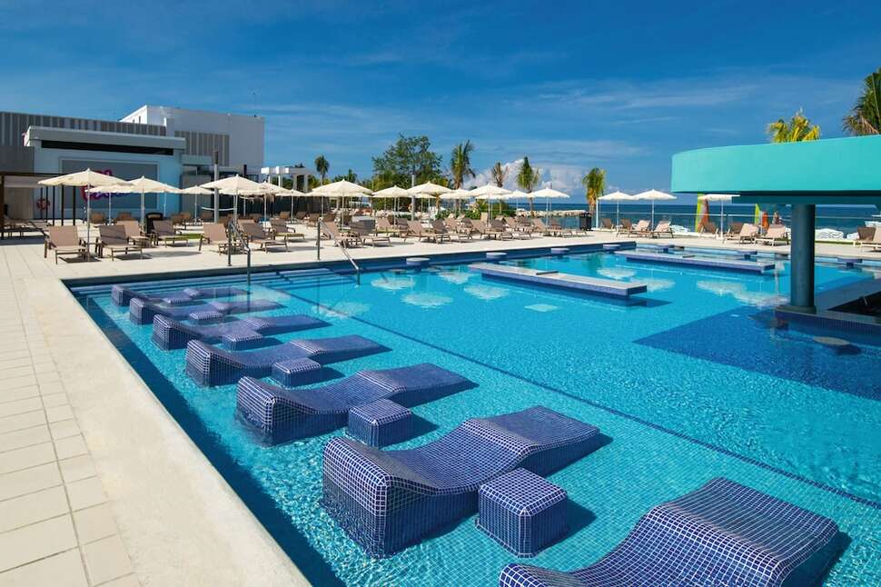 Een foto van het zwembad bij Riu Montego Bay