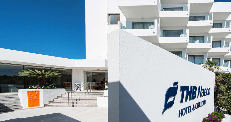 Een foto van de buitenkant van THB Naeco Ibiza