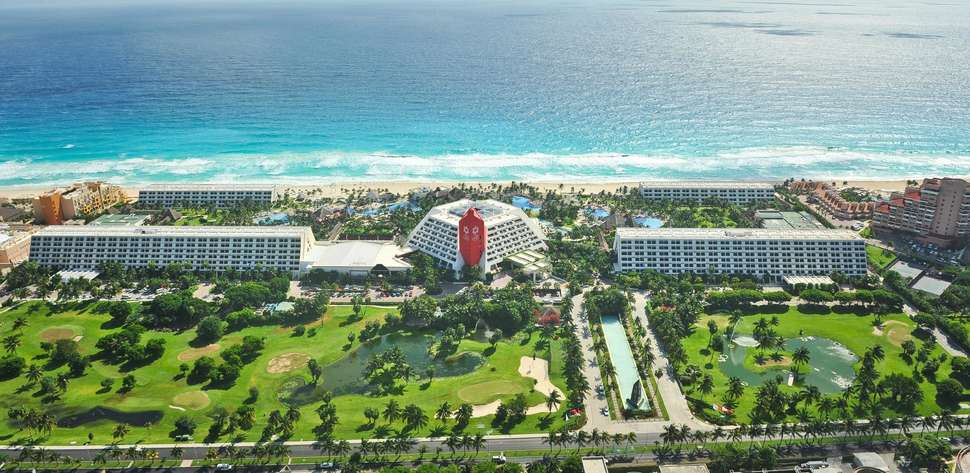 Een foto van de buitenkant van Grand Oasis Cancun