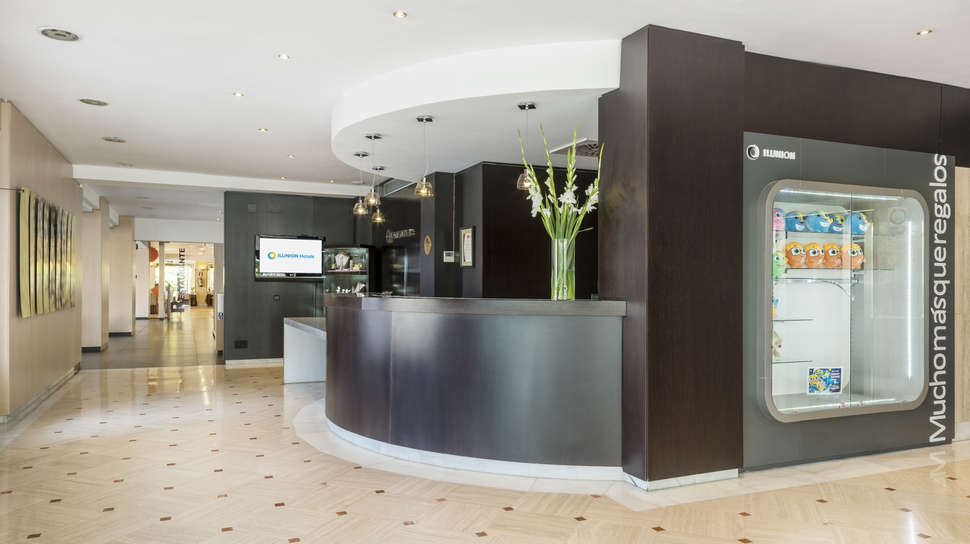 Een foto van het interieur van Hotel Ilunion Caleta Park