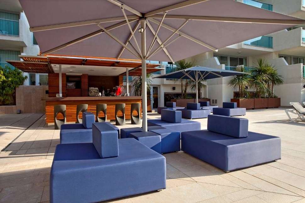 Ein Foto von der Terrasse im Blaumar the Mediterranean Hotel